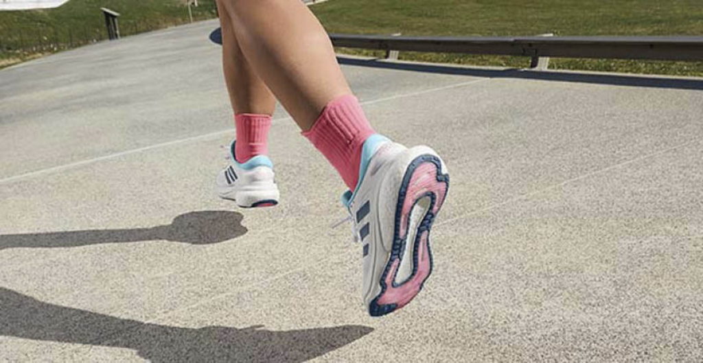 新款 adidas Supernova 跑鞋適用於不同訓練場地,抓地力佳,在不同地形都可以輕鬆暢跑。