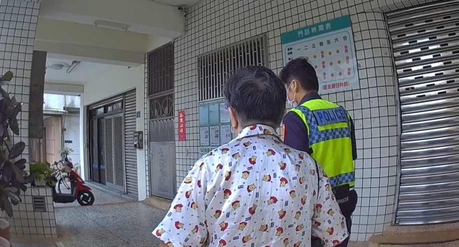 ▲婦人豔陽下迷路一走5公里，直到員警馳援 (圖/台中市警察局 提供)