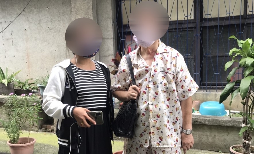 ▲見警陪同張姓婦人平安返家，著急的看護才鬆了口氣    (圖/台中市警察局 提供)