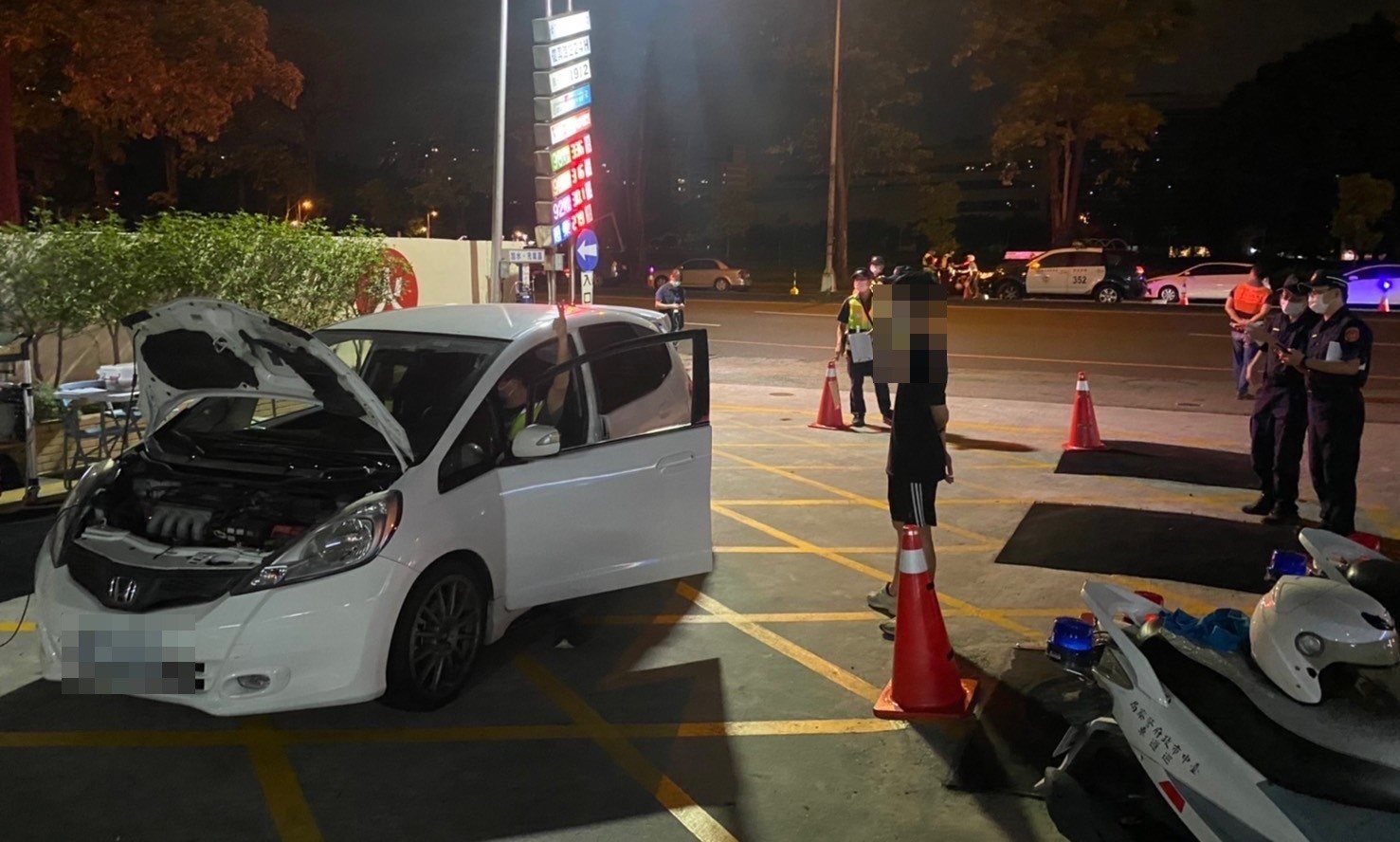 ▲警方攔查疑似噪音過大之車輛,引導至環保局檢測站受測 (圖/台中市警察局 提供)