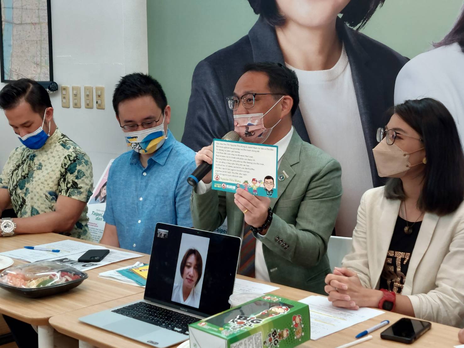 民進黨阮昭雄偕同趙怡翔、顏若芳、林延鳳 發表四種外語文宣 40 北市議員阮昭雄率領「台北好政連線」趙怡翔、顏若芳、林延鳳