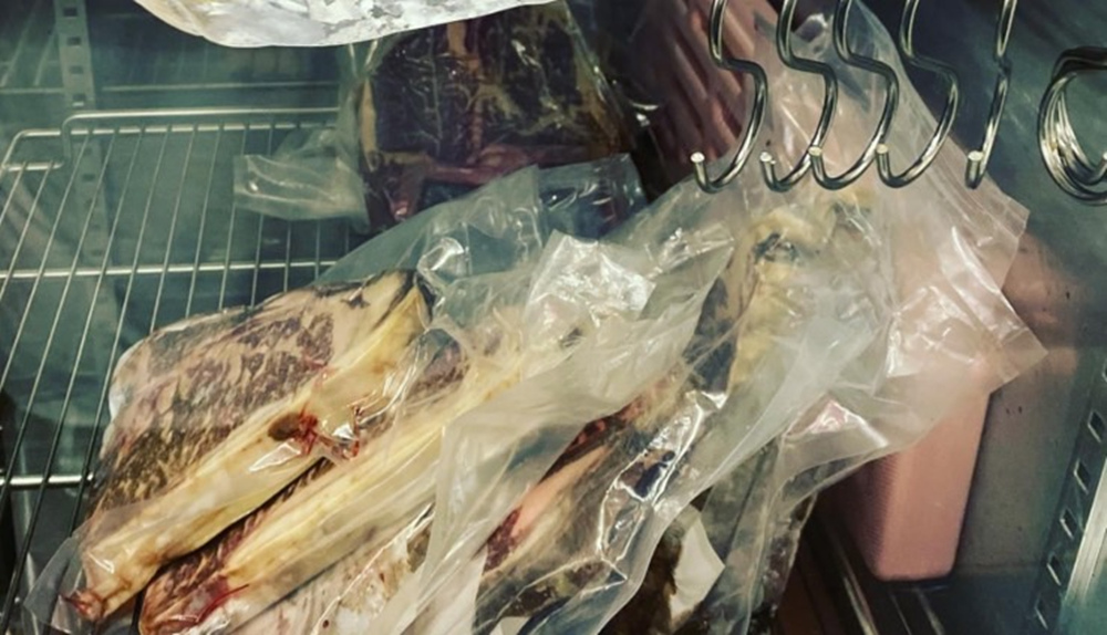 圖片說明:專家呼籲食用「食品原包膜」不要直接從「原包膜」切除。( 圖/環境資訊平台/提供)