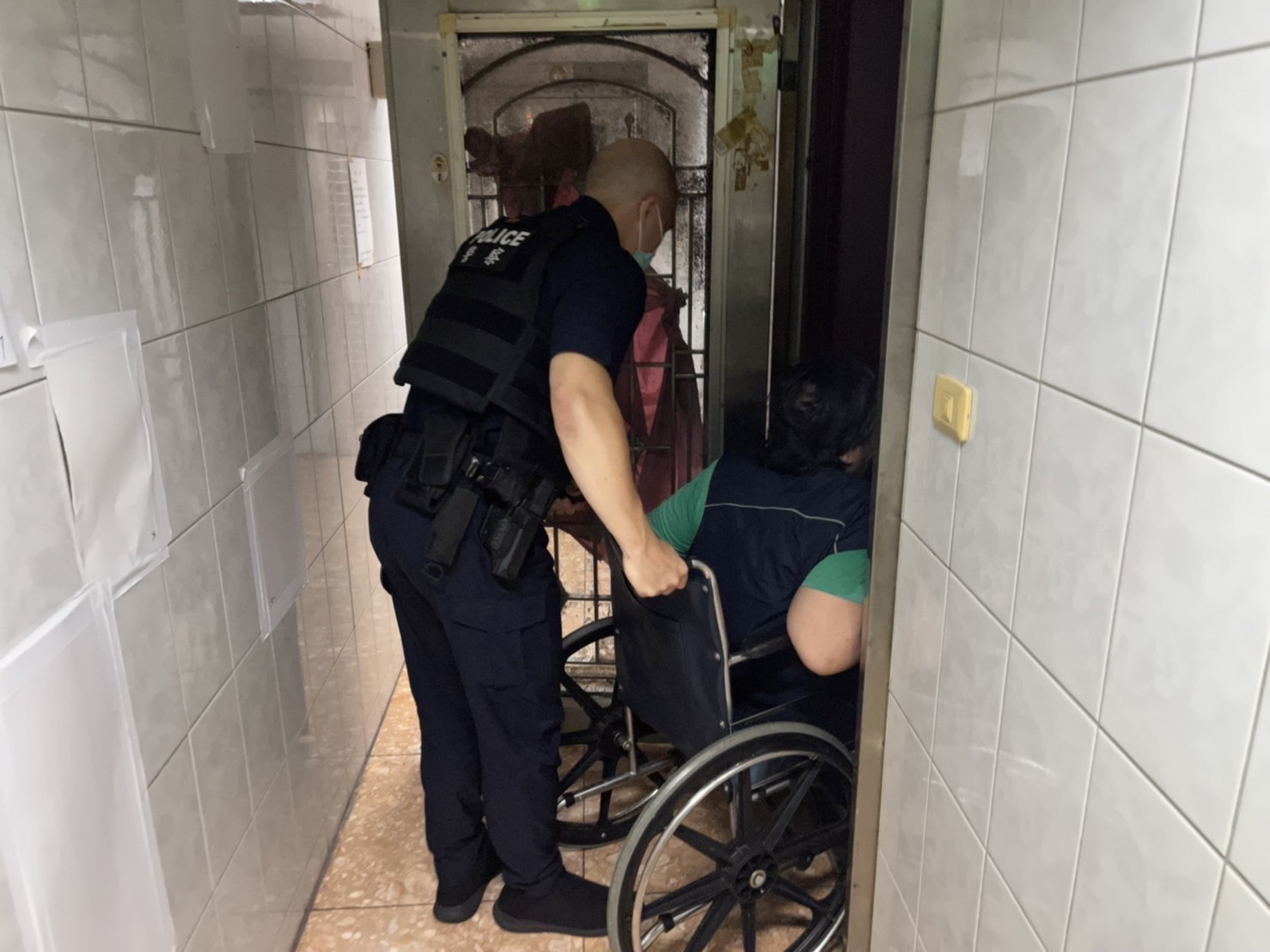 圖片說明:中和警協助身障婦人安全返家。(記者徐煜勝翻攝)