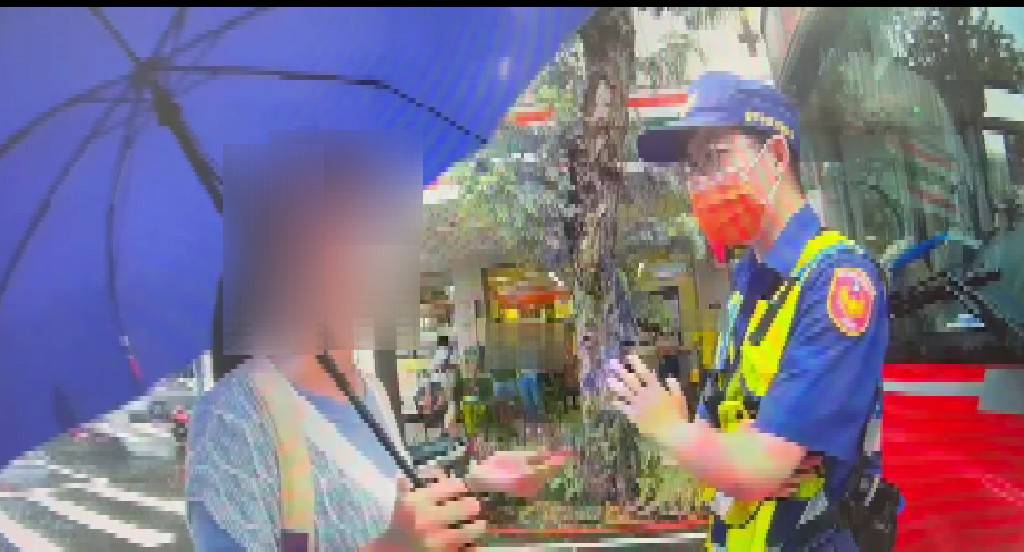 圖片說明：警員黃天麟現場安撫陳民並溝通協調，隨後陳民自行至路旁休息。（記者江雁武翻攝）
