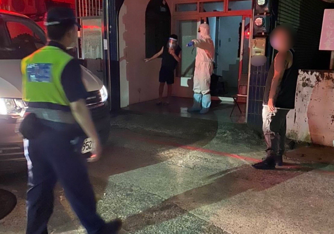 圖片說明：員警聯絡救護人員協助送醫，全力防護以避免患者症狀惡化，發生不幸。(記者宋紹誠翻攝)