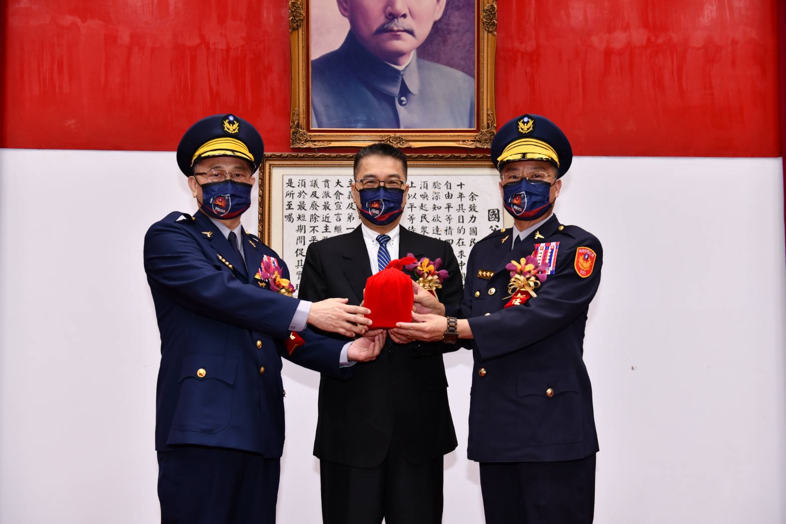 圖片說明:警政署卸任署長陳家欽、新任署長黃明昭交接,內政部長徐國勇主持。(記者宋紹誠翻攝)