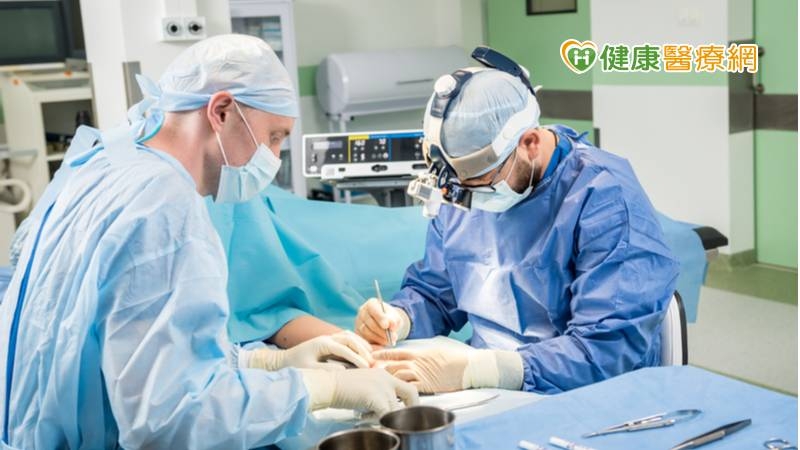 男子操作機台弄斷指 醫巧手顯微縫合術救回