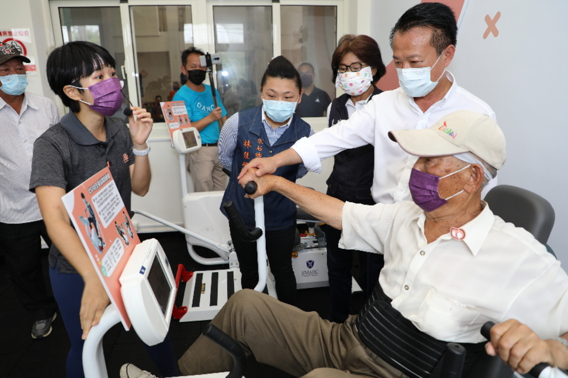 嘉義縣東石鄉「銀髮健身俱樂部」揭牌,大家做伙運動顧健康