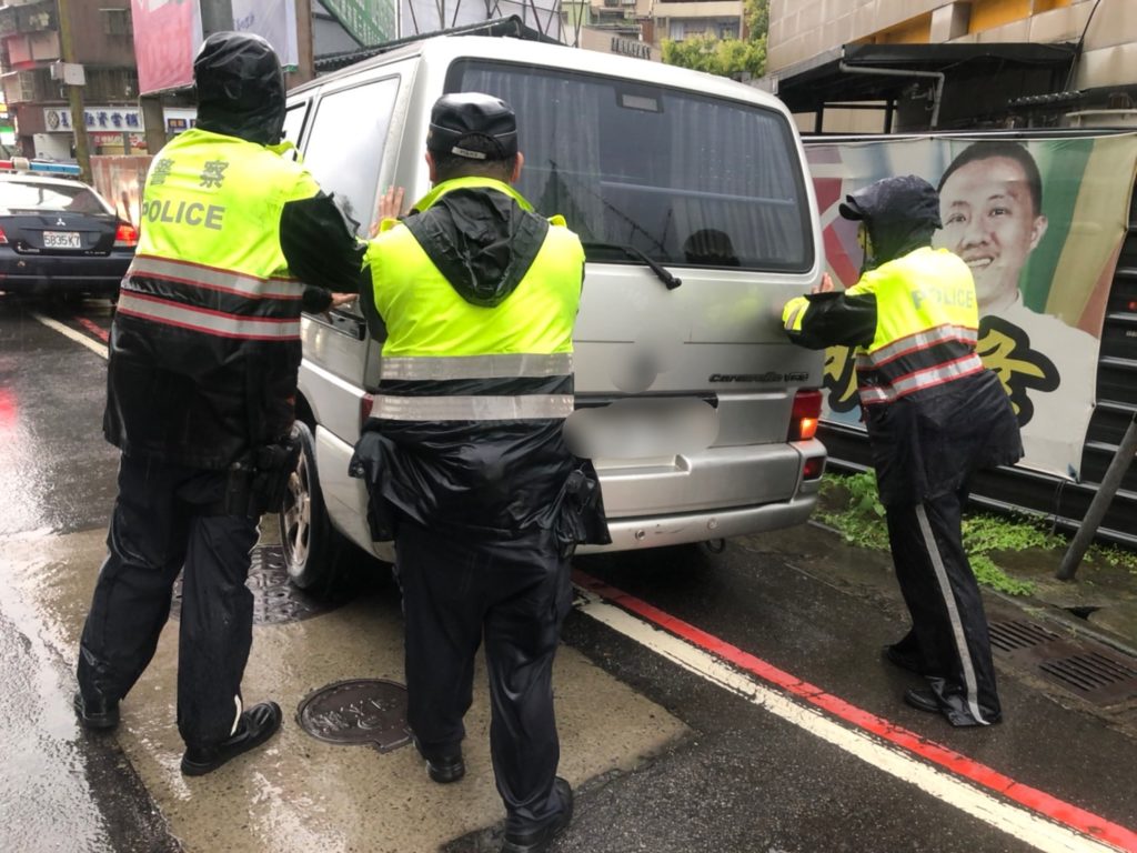 彭厝派出所警員劉彥辰、蔡翰宗及山佳派出所警員方韻晴冒雨協助民眾解決民眾困難