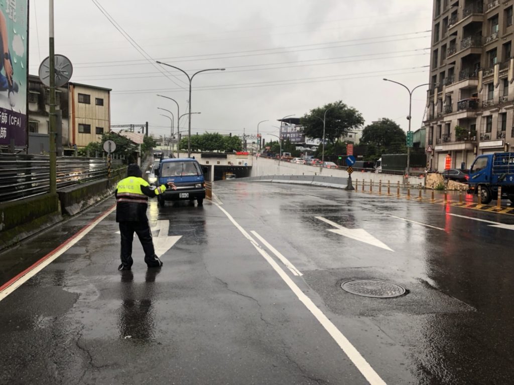 彭厝派出所警員劉彥辰、蔡翰宗及山佳派出所警員方韻晴冒雨協助民眾解決民眾困難