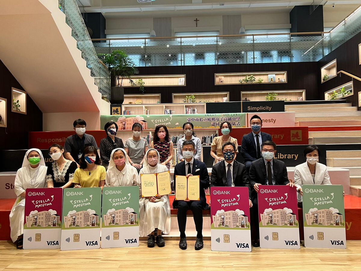 「曉明女中認同卡」簽約儀式由王道銀行李芳遠總經理(前排右4)及曉明女中劉瑞瓊校長(前排左5)共同主持
