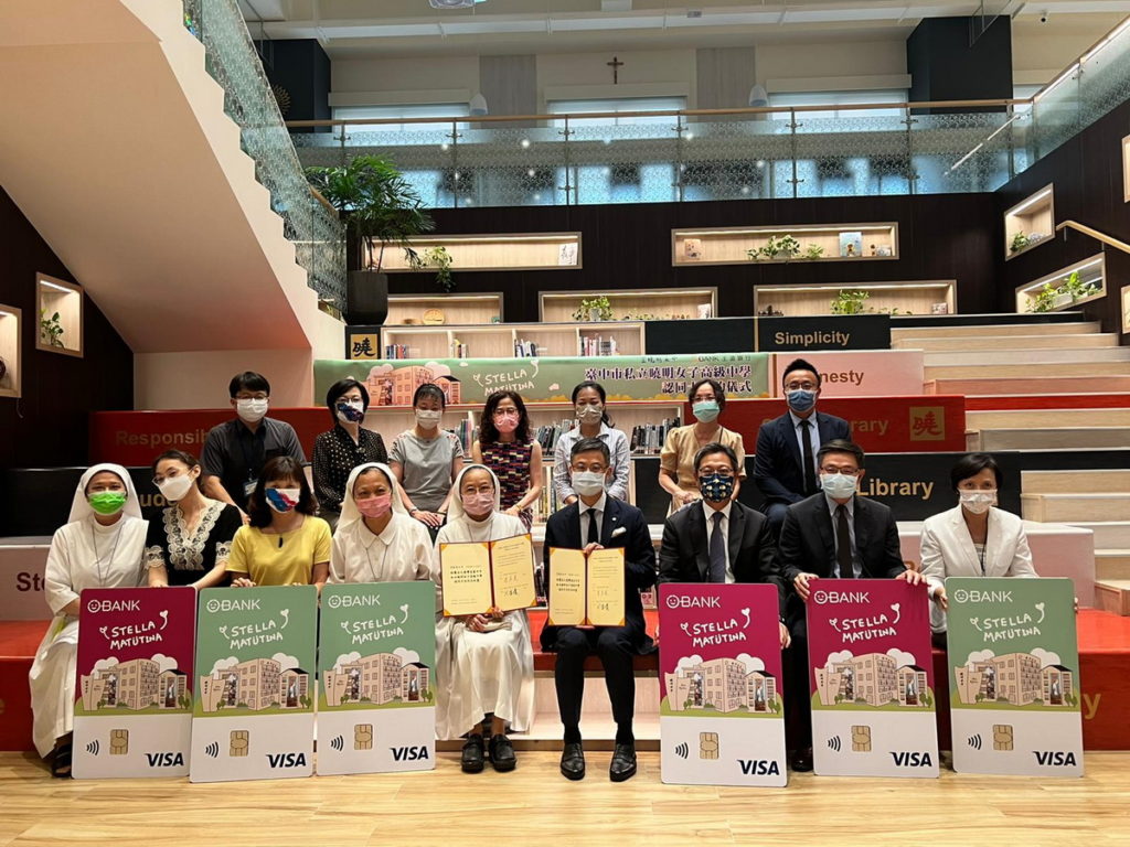 「曉明女中認同卡」簽約儀式由王道銀行李芳遠總經理(前排右4)及曉明女中劉瑞瓊校長(前排左5)共同主持