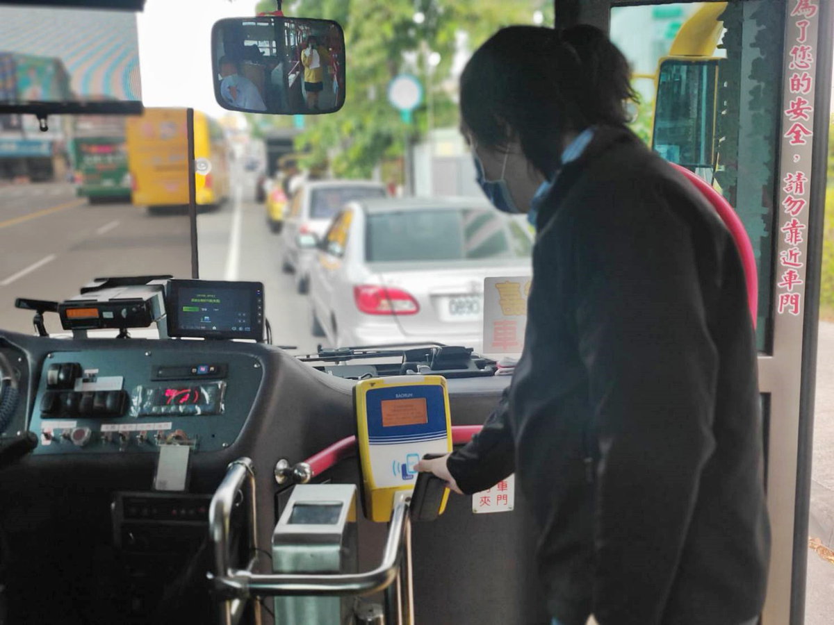 持電子票證搭乘公車