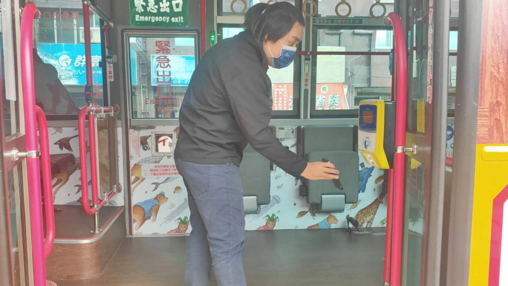 持電子票證搭乘公車