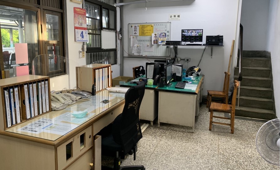 ▲8坪大辦公室連桌椅都擠在一起,樓梯只能容一人上下 (圖/投書退休員警 提供)