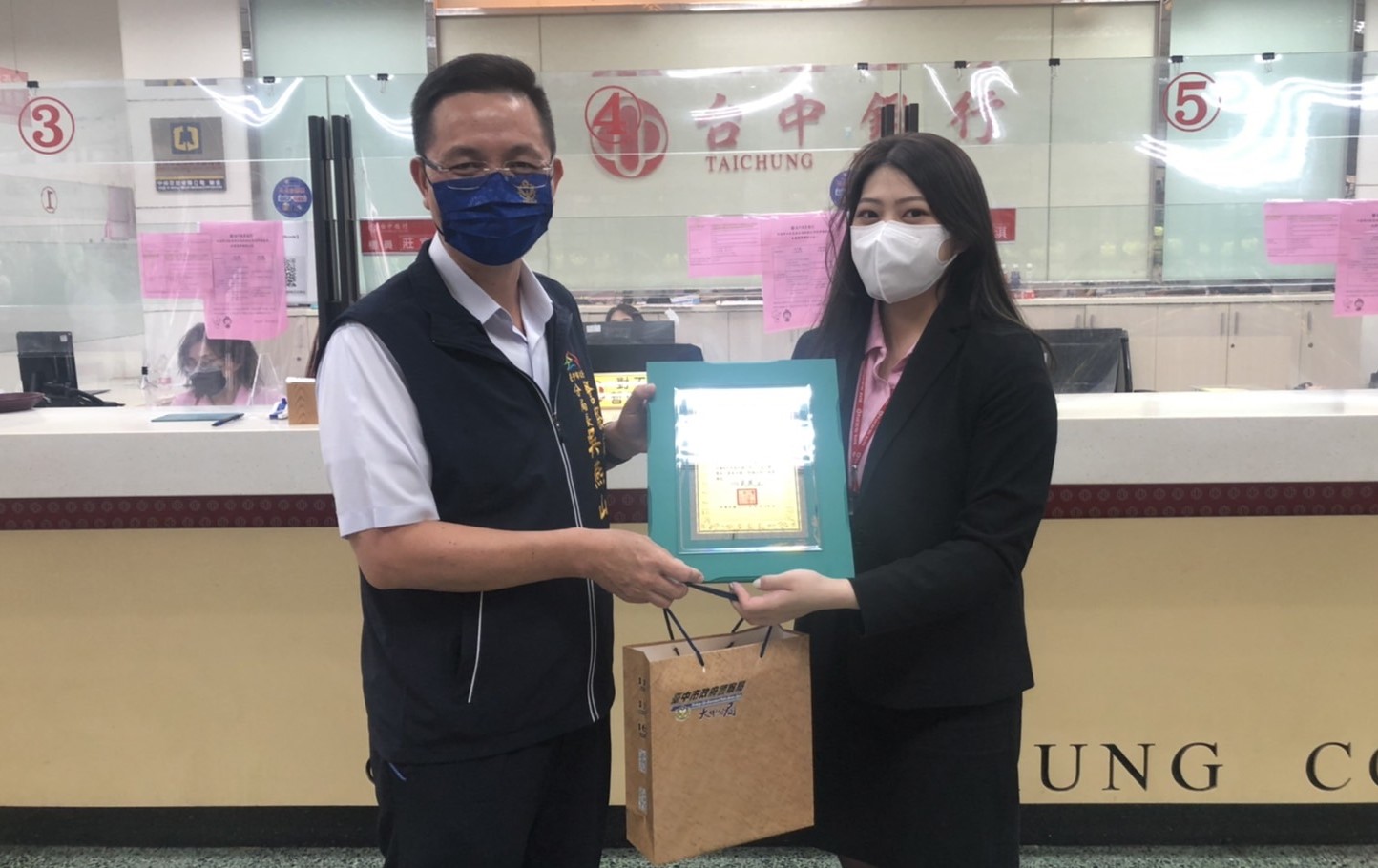 ▲大甲警分局長吳燕山頒發感謝狀及禮品，感謝行員協助阻詐     (圖/台中大甲分局 提供)