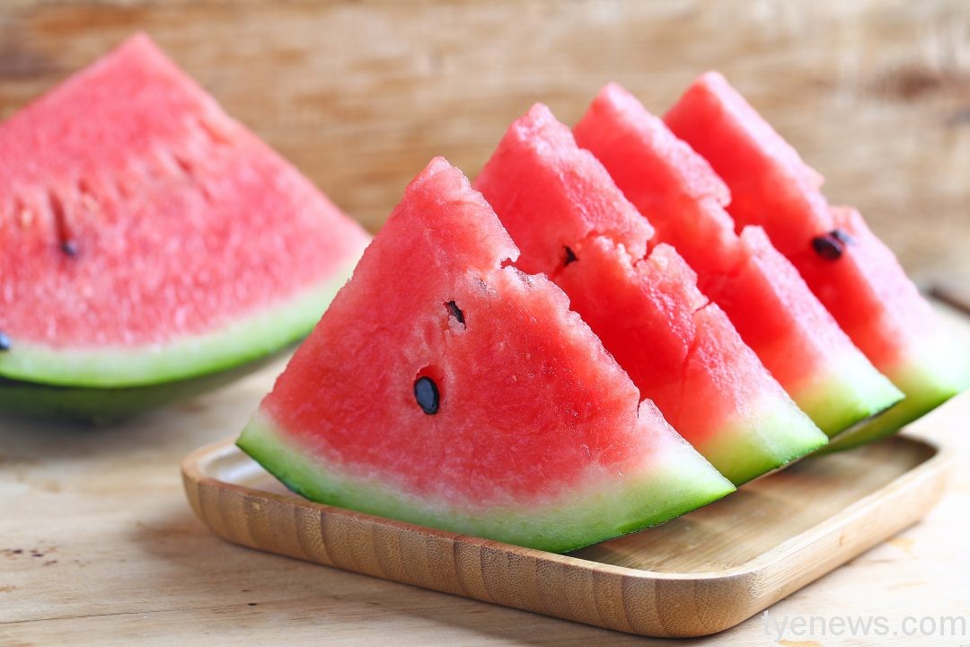 吃西瓜消暑患腸胃炎 原來是把冰箱當儲藏室 17 fresh sliced watermelon wooden background