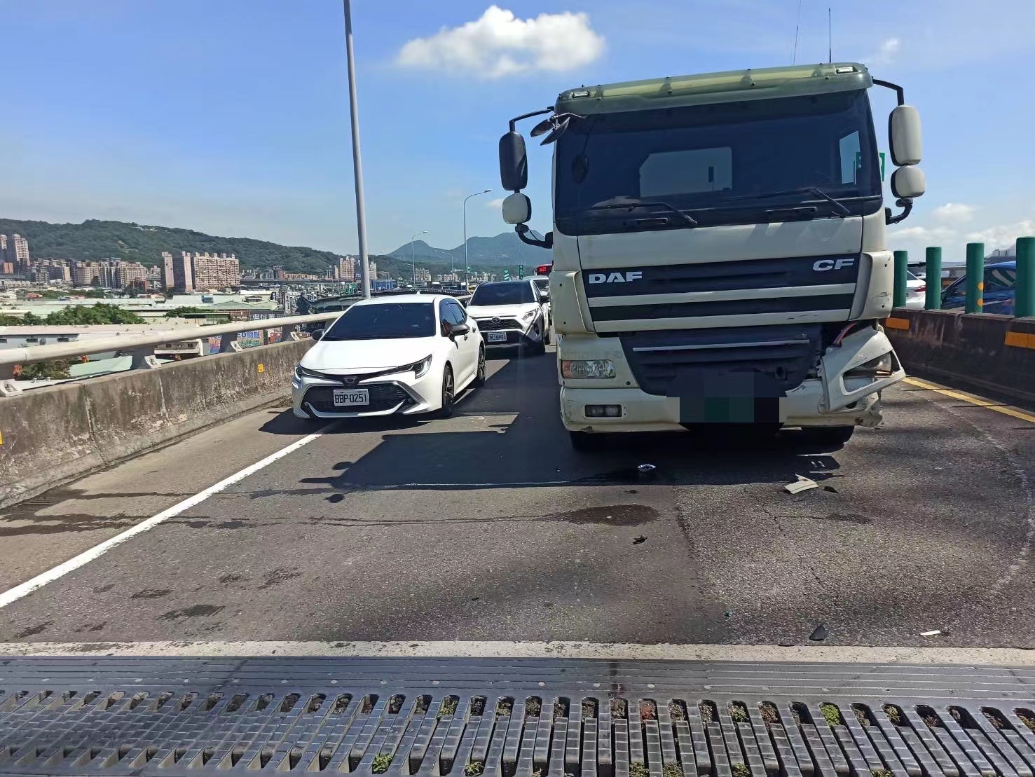 圖片說明:台65線高架橋上發生車禍回堵嚴重,員警騎乘重機火速到場搶救傷者。(記者吳萍翻攝)