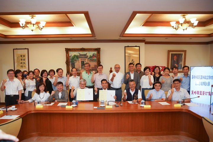 台中市霧峰林家花園林獻堂博物館與國立高雄師範大學簽訂策略聯盟備忘錄,進行跨領域合作紮根教育。 圖:明台高中/提供