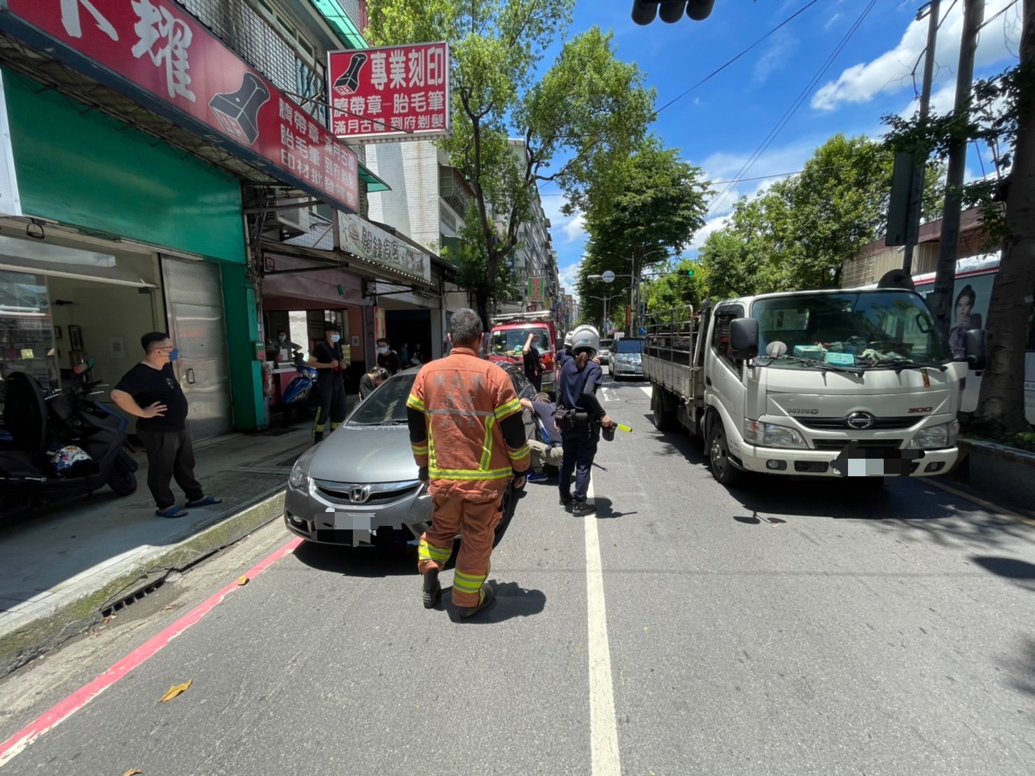 警方獲報立即趕往現場，協助將男童救出