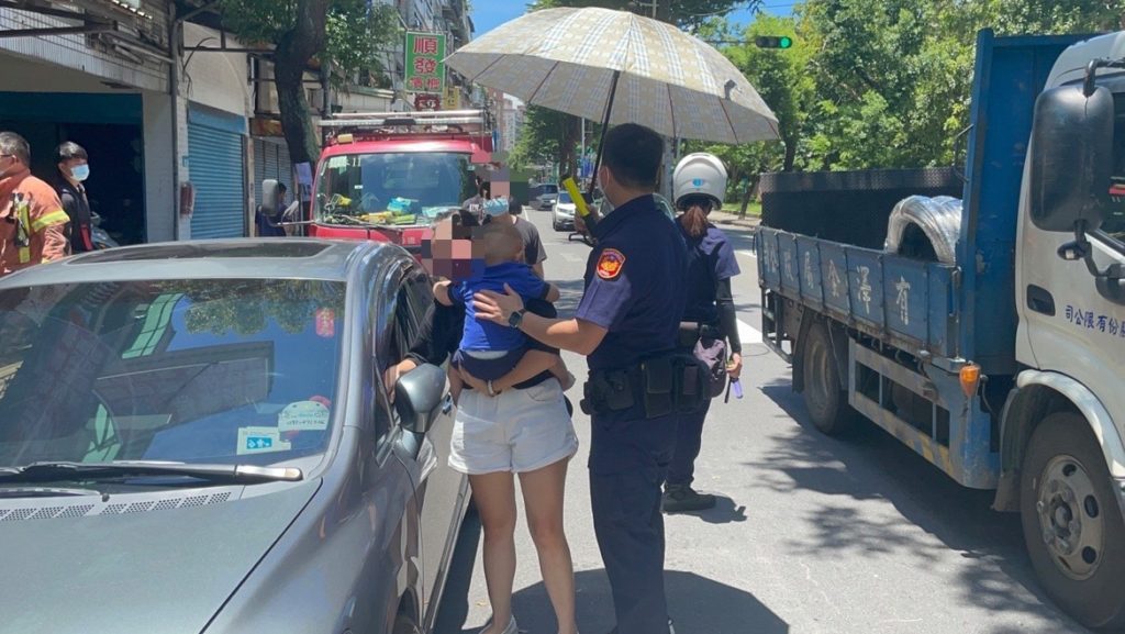 警方獲報立即趕往現場，協助將男童救出