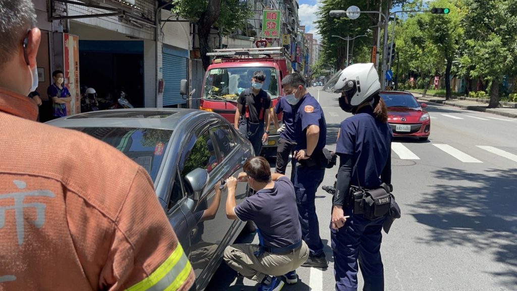警方獲報立即趕往現場，協助將男童救出