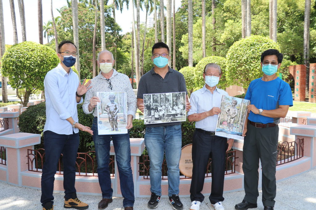 第一、二代修復師合照_左起為張志鵬、泰納沃克、建設處長田長沛、張天津及廖明通