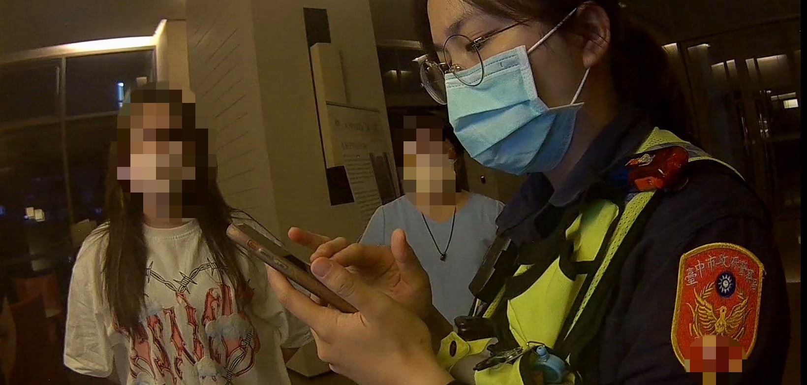 ▲警員於案發地詢問蘇女當日停放機車情況   (圖/台中市警察局 提供)