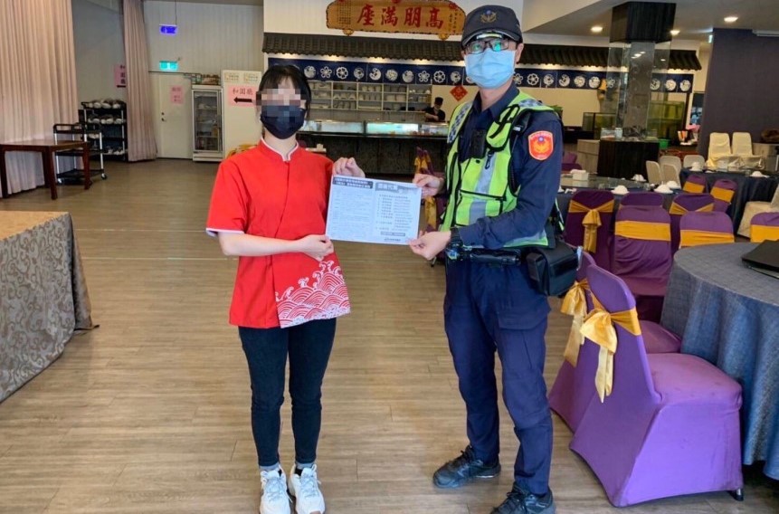 ▲員警至販售酒類之餐廳、小吃部、KTV 等場所宣導「代客駕車」    (圖/台中市警察局 提供)