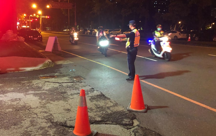 ▲中市警三分局執行「環警監聯合稽查」，取締改裝噪音車 (圖/台中市警察局 提供)