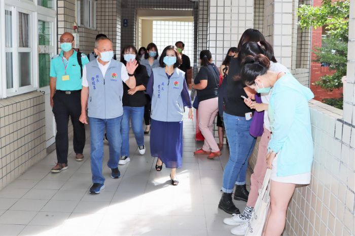 國中小暨幼兒園教師聯合甄選 徐耀昌巡視考場為考生加油打氣