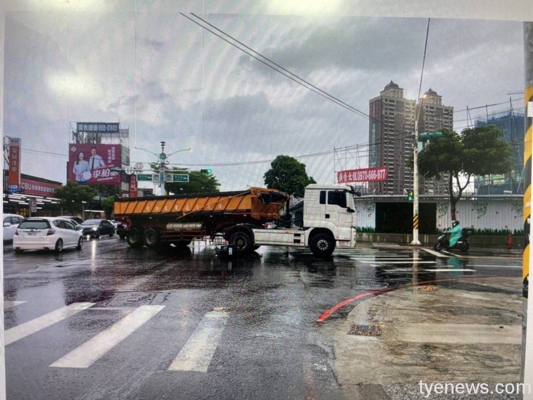 【有片】驚險!騎士直行碰撞砂石車 網讚:用生命捍衛路權 19 S 108355631