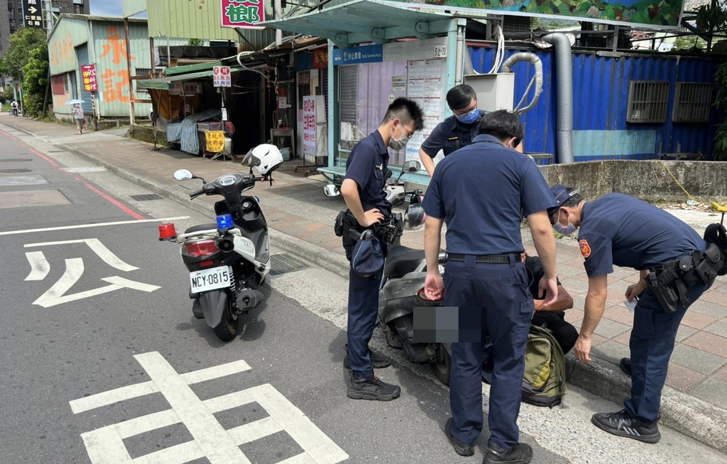 圖片說明：汐止警眼見一名男子騎乘疑似通報之失竊機車，立即尾隨並查詢資料，發現該車確實為民眾報案建檔之失竊車。（記者徐煜勝翻攝）