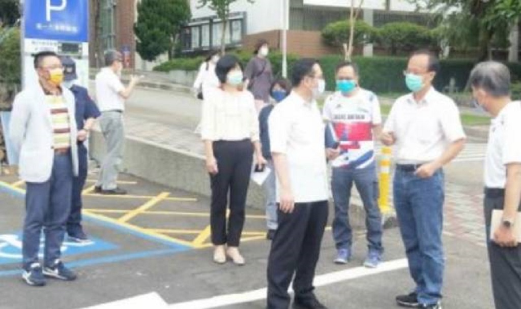 圖片說明:中市警副局長魏慶賢率婦幼警察隊、清水分局同仁至弘光科大關心校園安全。(記者謝榮浤翻攝)