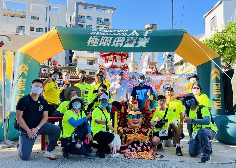 漾新聞|以雙腳拼愛心 雄中儀隊10學生徒步環島做公益「您捐款、我回饋」