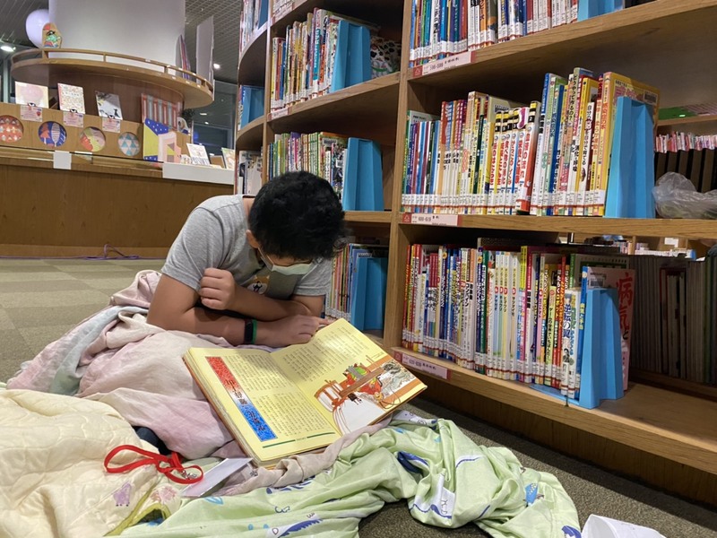 漾新聞|高市圖暑假強檔活動揮棒出擊　科學營夜宿總圖英語營農夫體驗