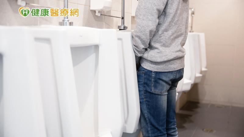 3旬男莫名血尿!超音波一照「兩側腎臟長滿水泡」