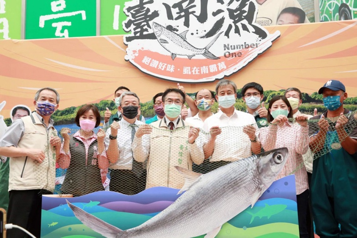 黃偉哲攜手漁民推廣虱目魚「南霸萬」全國通路