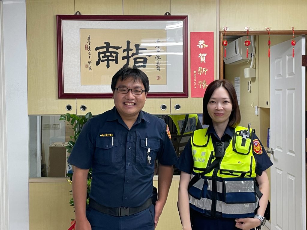 警員黃順進(左)、警員沈怡禎(右)