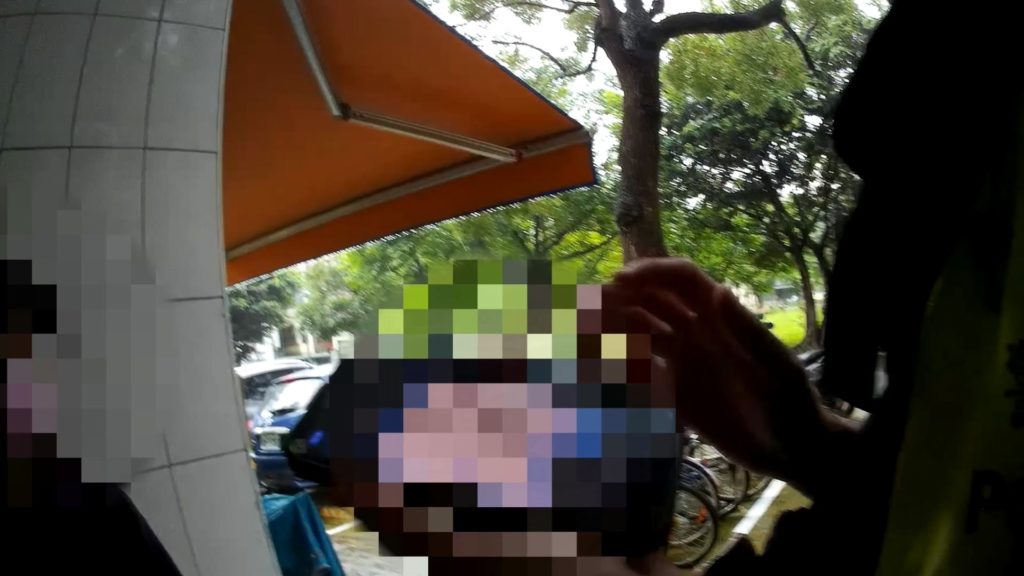 員警以警用小電腦確認老翁資料