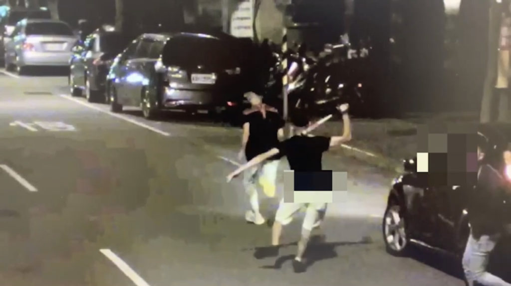 多名青少年,疑似網路留言糾紛,深夜持棍棒鬥毆