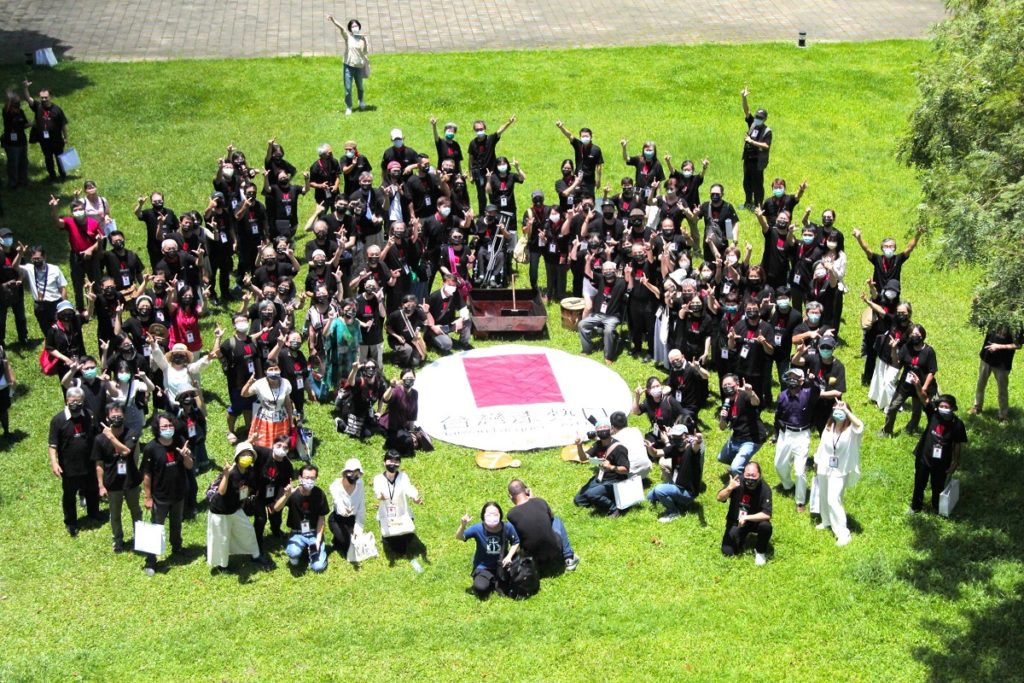 「臺灣漆藝日」，發起儀式由臺灣漆藝日發起籌備委員會召集人王賢民、臺灣漆藝協會理事長梁晊瑋、漆工藝人間國寶王清霜及黃麗淑、國立臺灣工藝研究發展中心主任張仁吉與漆藝各界代表一起在主題牌匾上簽名慶賀，象徵漆藝界之共融、共存、共創。（圖/工藝中心提供）