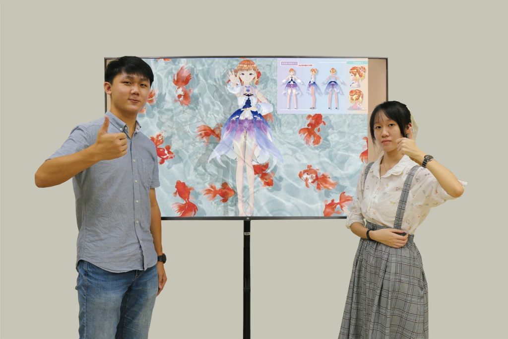 朝陽科大資管系學子李逸涵(右)、蘇沐恩(左)勇奪2022元宇宙虛擬偶像角色設計大賽金獎。(圖/朝陽科大提供)