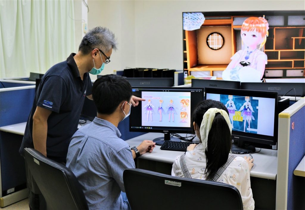 指導資管系學子成為3D數位遊戲藝術競賽國手的吳信成老師(左一),同時榮獲金獎最佳指導老師肯定。(圖/朝陽科大提供)