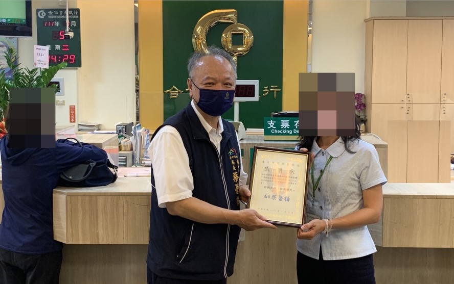 ▲局長蔡蒼柏頒獎予合庫豐原分行襄理林安娜及行員廖淑蘭    (圖/台中市警察局 提供)