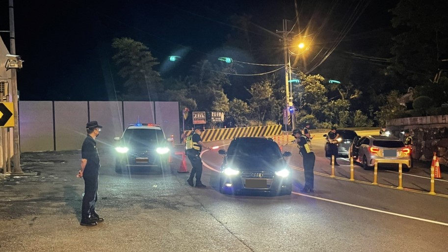 ▲警方封閉式路檢,取締無照駕駛、改裝車及酒駕等違規 (圖/台中豐原分局 提供)