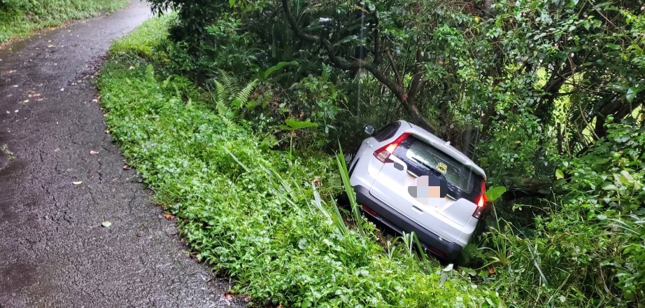 ▲山區午後大雨急下,林姓民眾駕車不慎滑落山坡 (圖/苗栗縣警察局 提供)