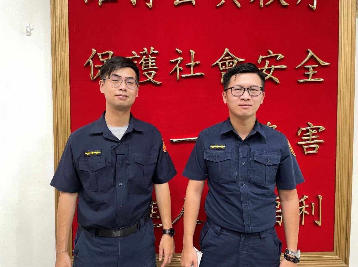 圖說：文德派出所警員吳秉倫(左)、何旻祐(右)