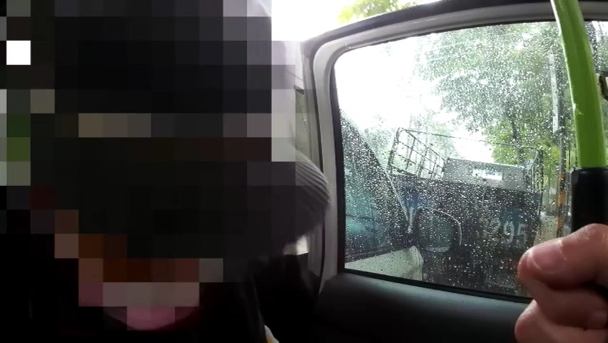 圖說：員警以警車載送老翁返家