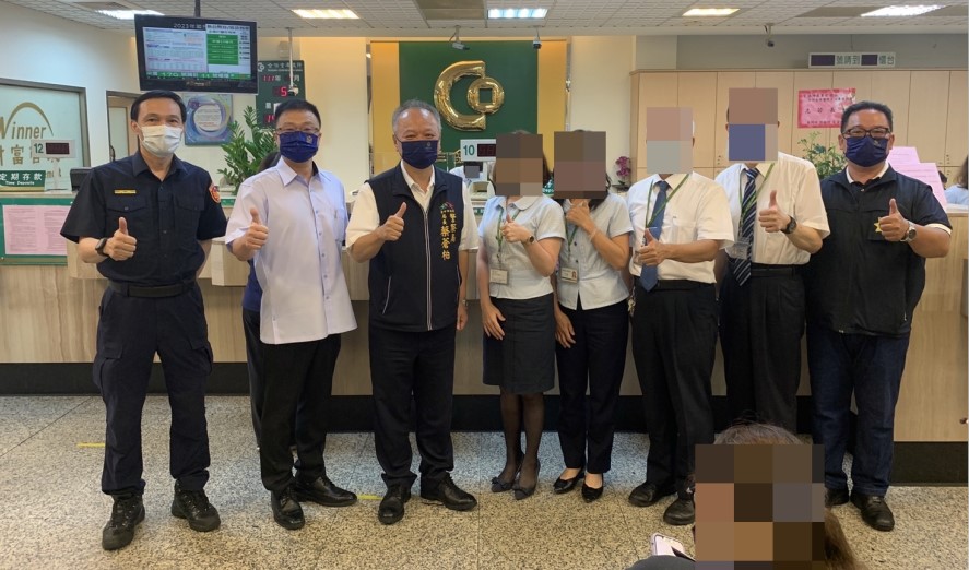 ▲合作金庫豐原分行成功攔阻詐騙,中市警察局長蔡蒼柏親往頒獎鼓勵 (圖/台中市警察局 提供)